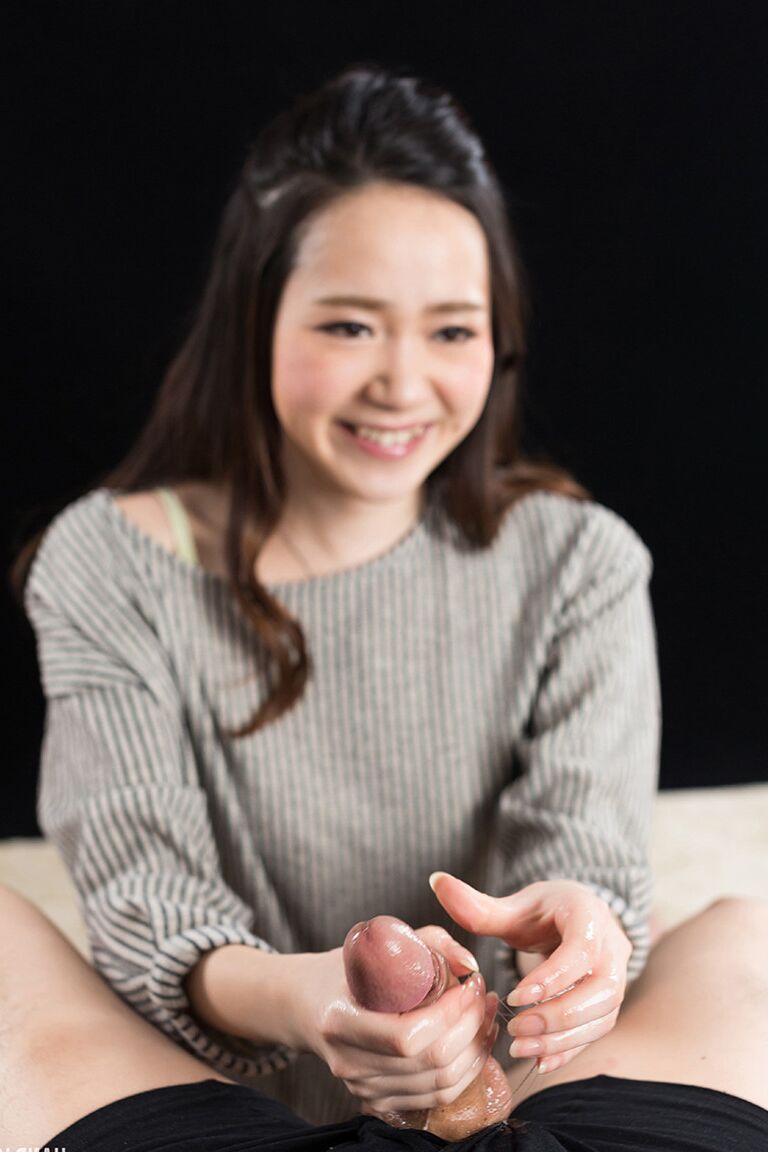 16P Chica asiática con tacones abre las piernas para mostrar los labios del coño japonés antes de comer semen