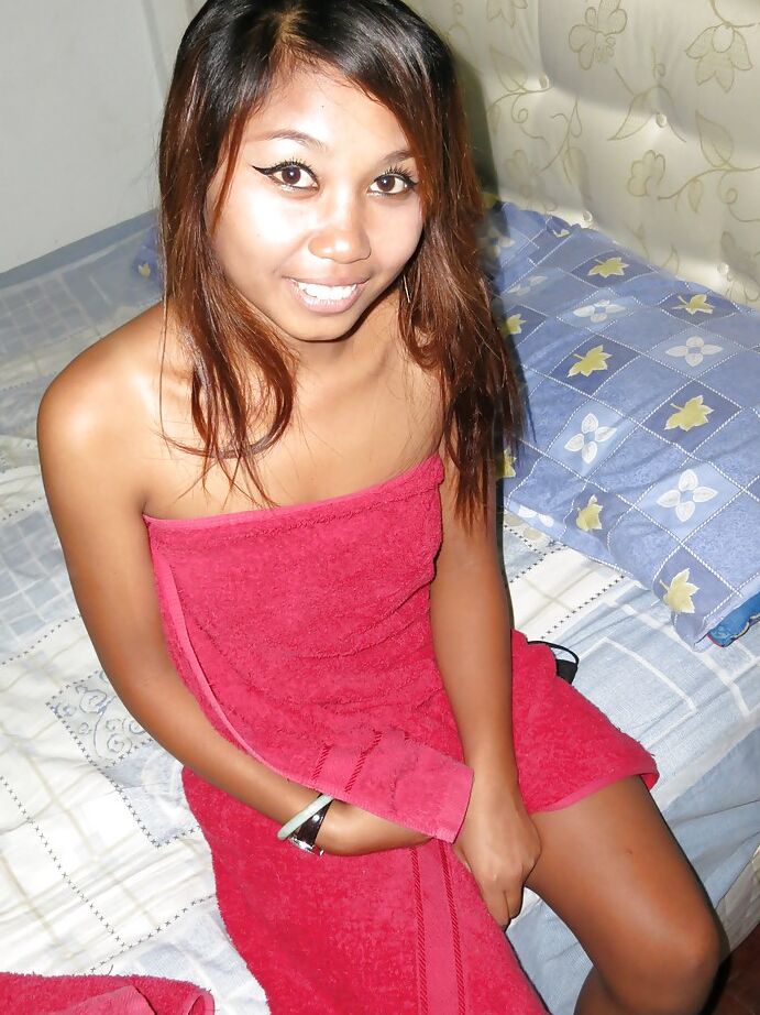 Das 12-jährige Thai-Mädchen Jen bietet rosa Muschi zum Fingern und Doggystyle-Sex an