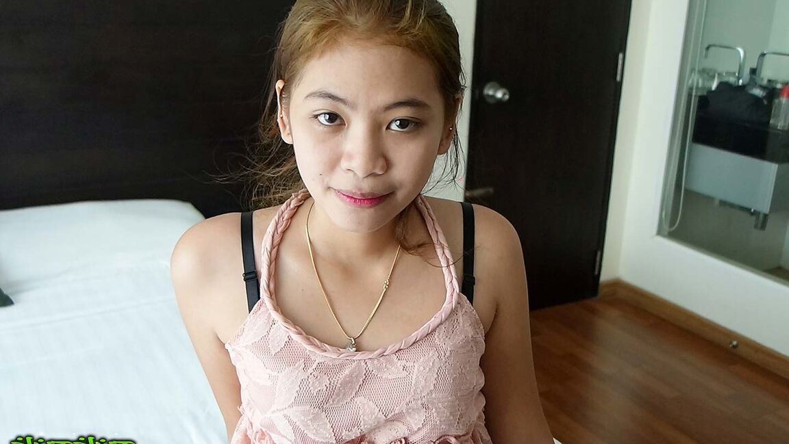 12P Une jeune fille thaïlandaise arbore un creampie après une relation sexuelle en POV avec un étranger