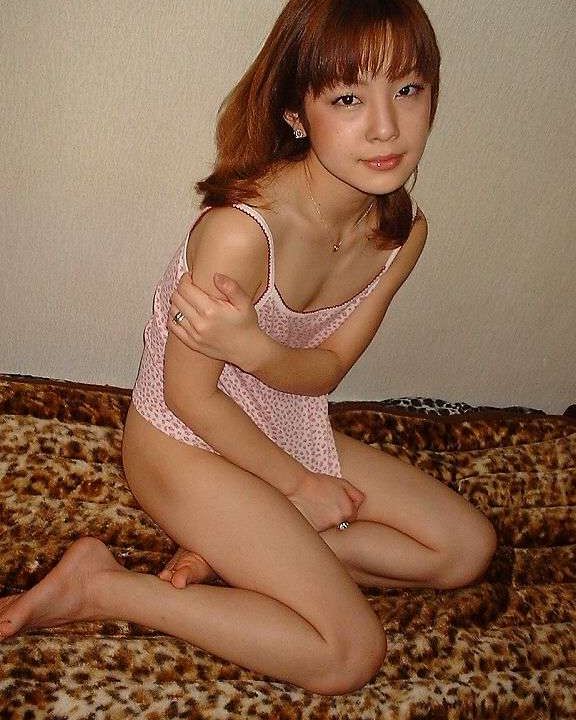 16P Japonesa se cambia la lencería mientras muestra su felpudo recortado