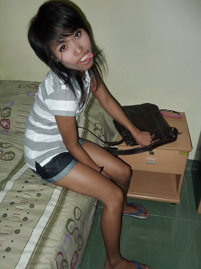 16P Tiny Thai girl Toon recebendo gozada na bunda apertada depois de acariciar o pau