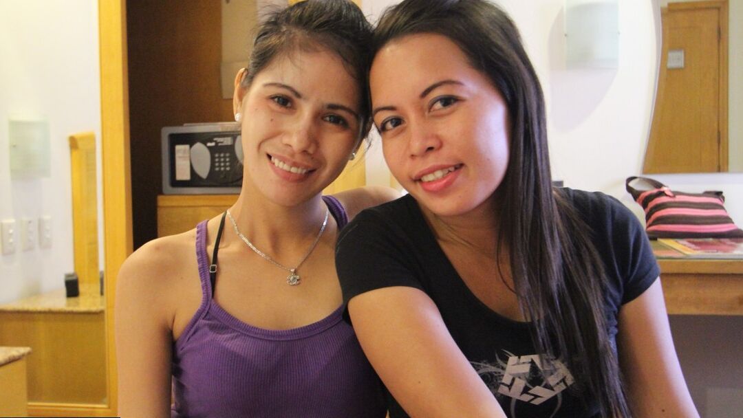 15P Garotas filipinas bissexuais fazem um trio POV com um turista sexual