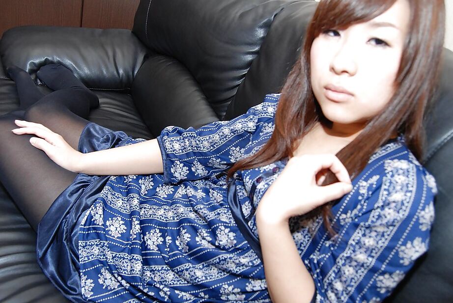 16P La joven asiática liberada Aiko Kondo se desnuda y se masturba la herida