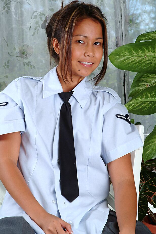 16P Amatrice en uniforme révélant les petits seins d'une adolescente asiatique