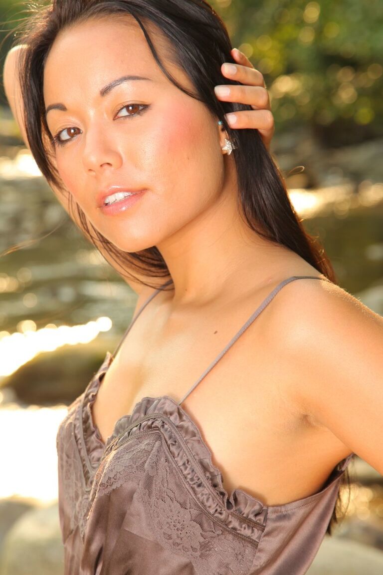 21P Lily S, une asiatique mince, laisse tomber sa tenue soyeuse