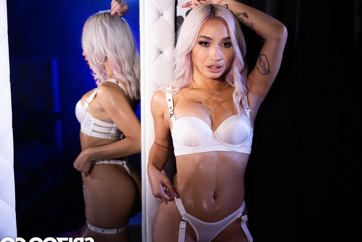 15P A garota loira platinada Avery Black exibe sua bunda gostosa antes de fazer sexo