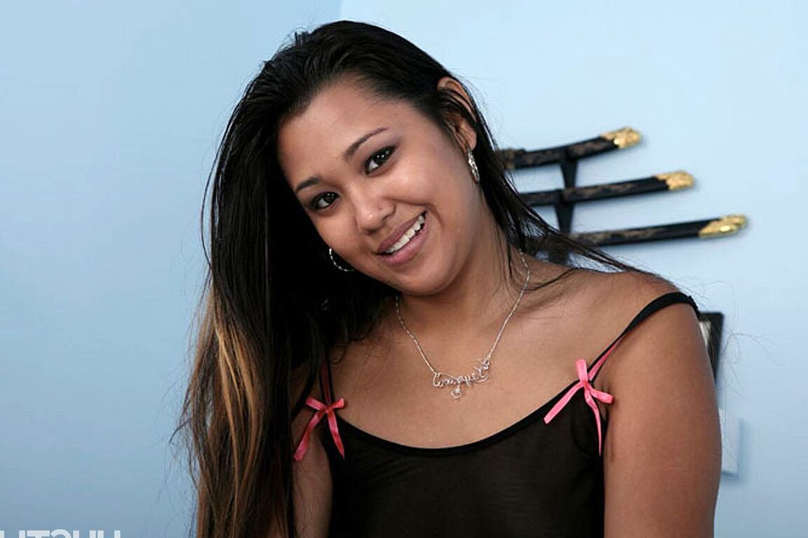 14P La estrella porno asiática Keymore Cash se frota antes de follar una gran polla