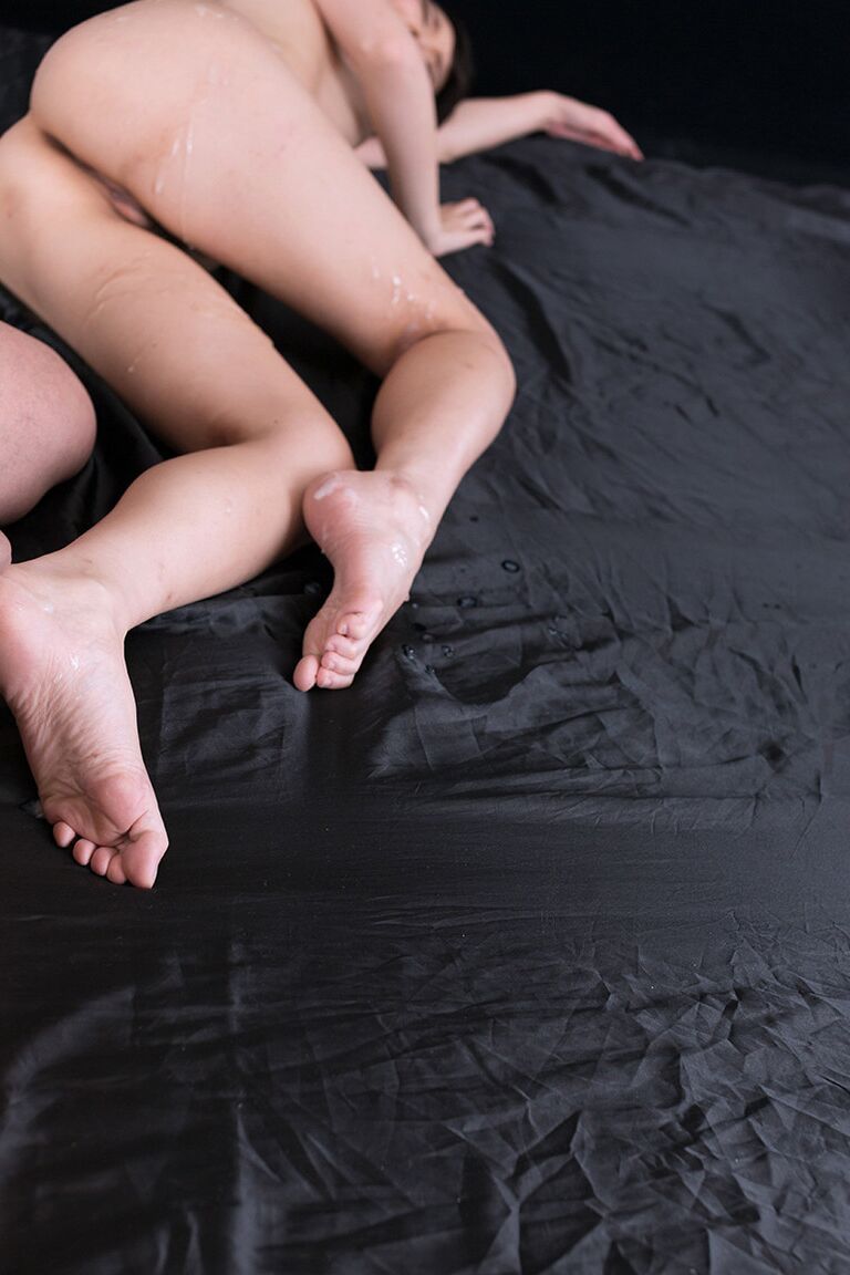 16P Japonesa nua leva uma gozada na bunda e nas pernas nuas