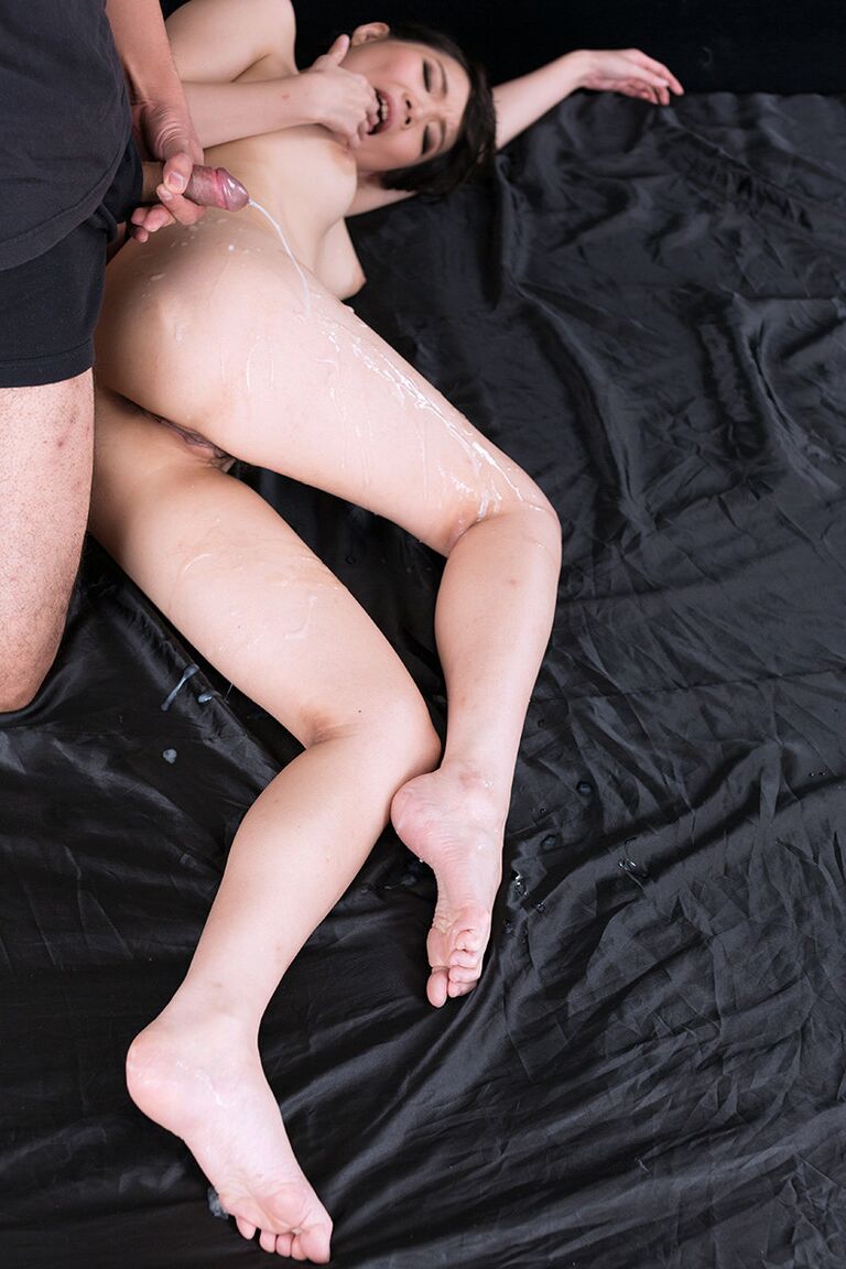 16P Japonesa nua leva uma gozada na bunda e nas pernas nuas