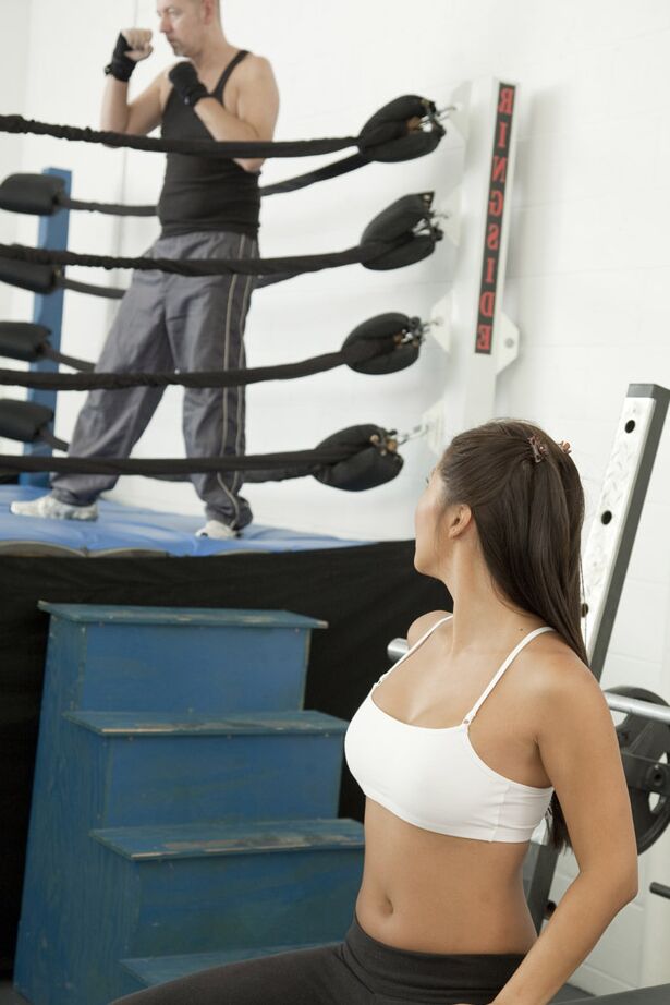 21P Adorável garota asiática com belos peitos Beti Hana monta uma vara em um ringue de boxe
