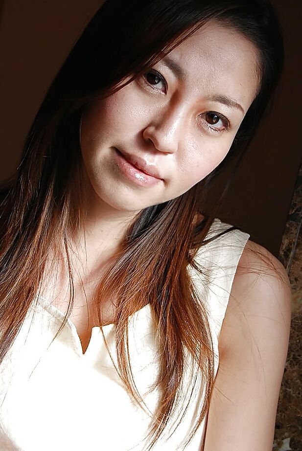 16P Foxy asiática MILF Satomi Endou se livrando de seu vestido e lingerie