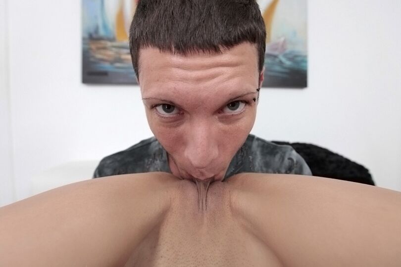Layla Myxx, une adolescente asiatique de 16p, reçoit une éjaculation chaude sur son petit visage.