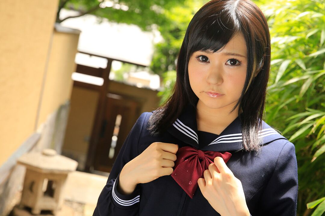 20P La inocente adolescente japonesa Nozomi Momoki recibe un juguete en su manguito