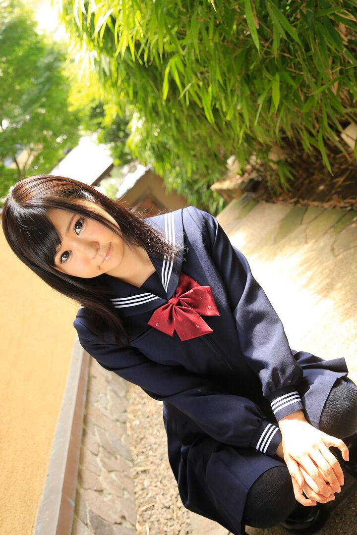 20P La inocente adolescente japonesa Nozomi Momoki recibe un juguete en su manguito