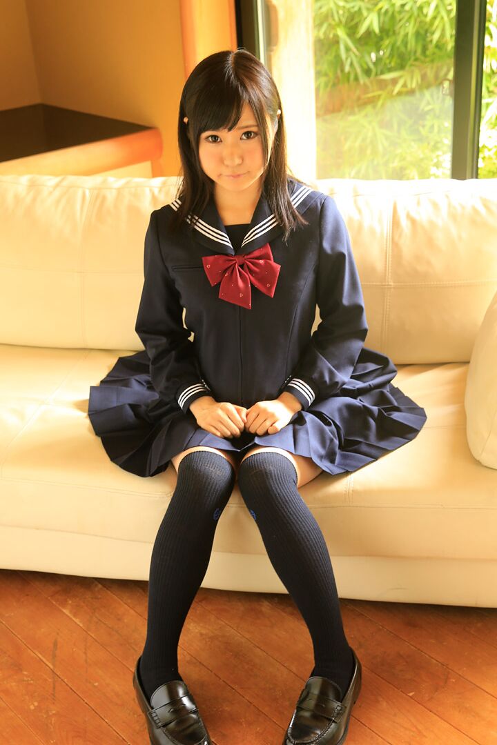 20P La inocente adolescente japonesa Nozomi Momoki recibe un juguete en su manguito