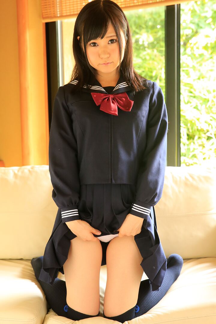 20P La inocente adolescente japonesa Nozomi Momoki recibe un juguete en su manguito