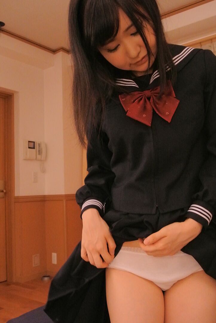 20P La inocente adolescente japonesa Nozomi Momoki recibe un juguete en su manguito