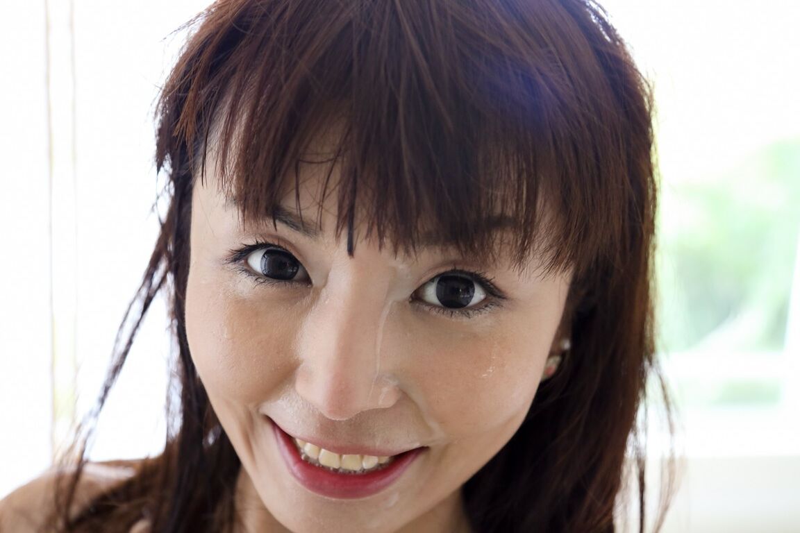 15P La hermosa japonesa Marica Hase chupa una larga polla negra en modo POV