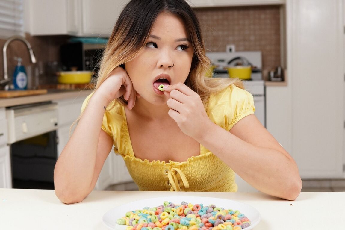15P A adolescente asiática Lulu Chu expõe sua bunda legal antes de chupar seu meio-irmão