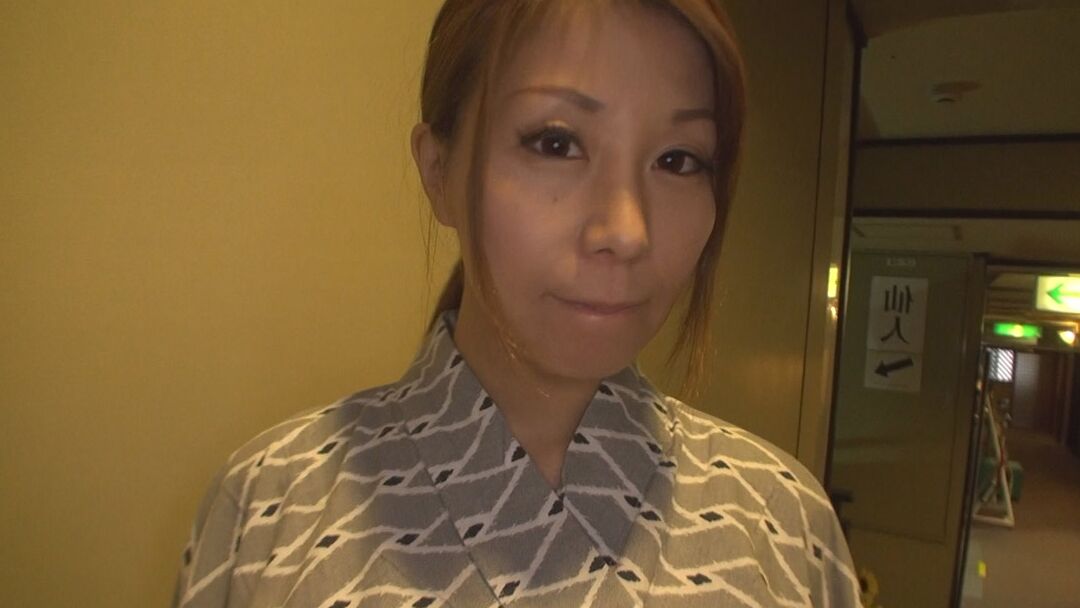 21P La MILF japonesa tetona Chihiro Akino follada brutalmente en el porche