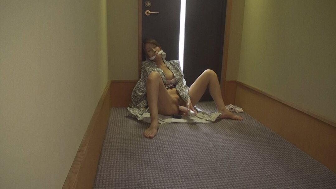 21P La MILF japonesa tetona Chihiro Akino follada brutalmente en el porche