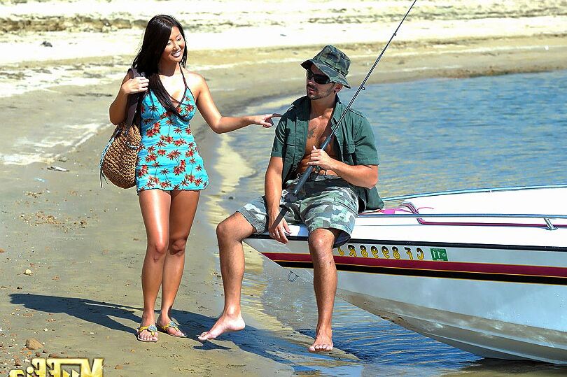 14P Asiática bronceada con minivestido follada a cuatro patas por una enorme polla en la playa
