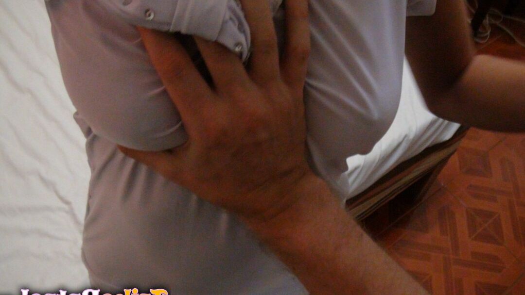 15P Filipina LBFM con grandes tetas y coño es follada en el hotel
