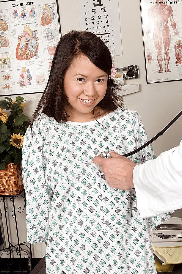 16P Ava Lee: adolescente asiática chupando la polla del médico y cabalgándola salvajemente
