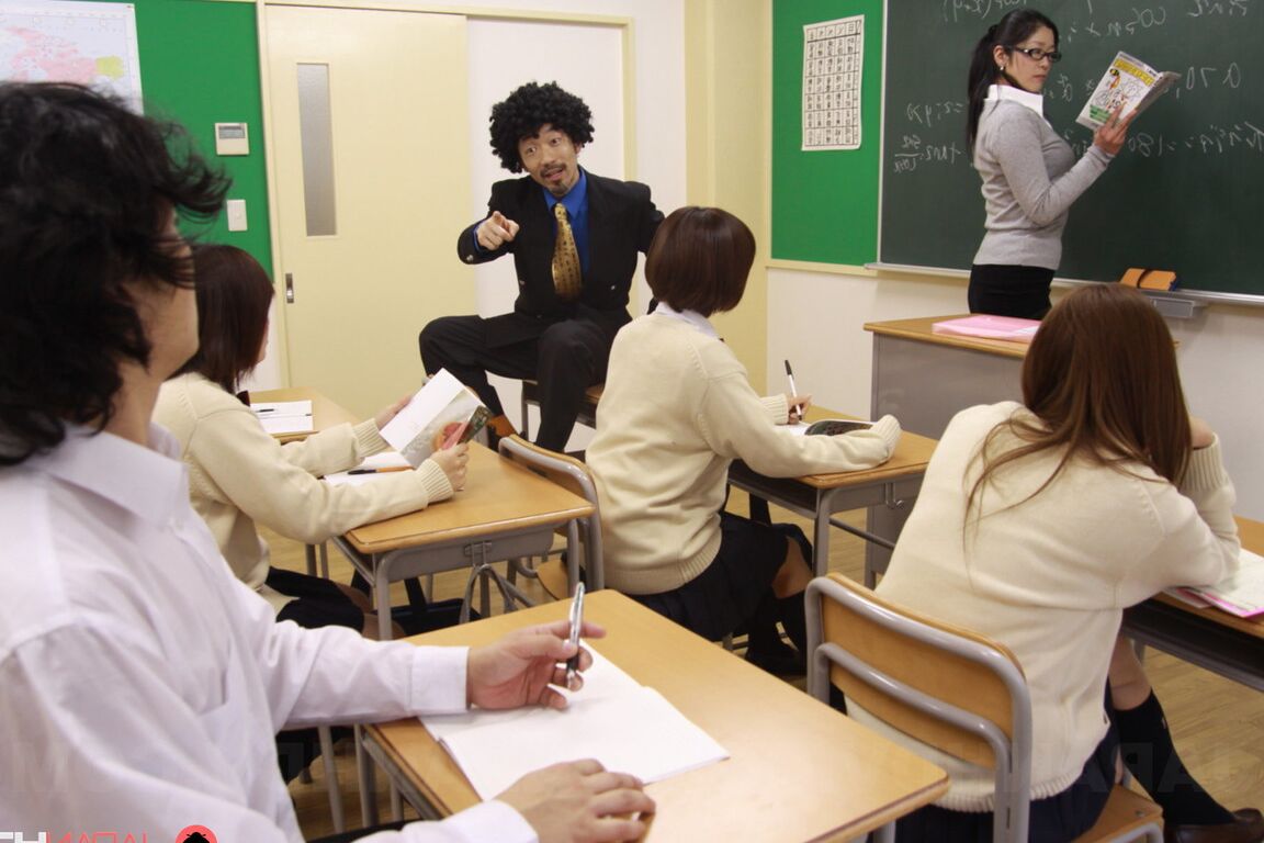 18P A estudante asiática Chihiro Takizawa tem sua buceta comida no vestiário