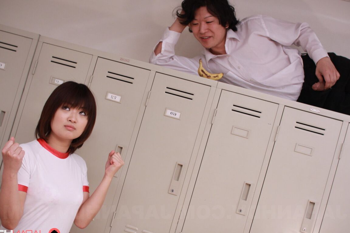 18P A estudante asiática Chihiro Takizawa tem sua buceta comida no vestiário