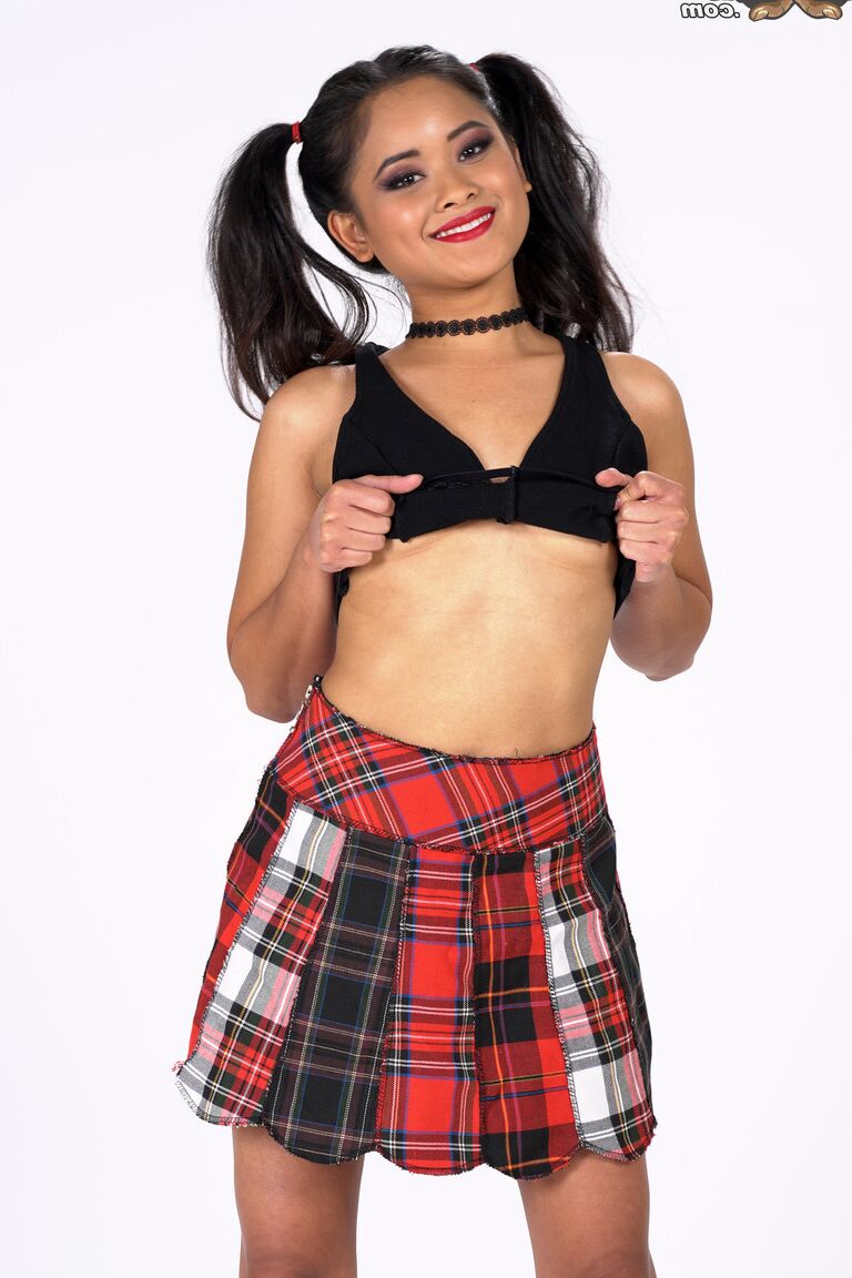 21P Skinny Teen mit kleinen Titten Violet Rae bekommt ihre Löcher mit zwei BBCs gefüllt