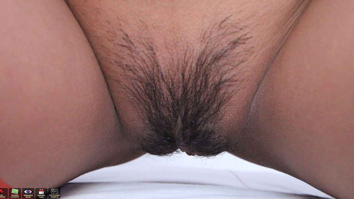 15P Petite Filipina Girl Khai ostenta um creampie depois de sexo POV em uma cama