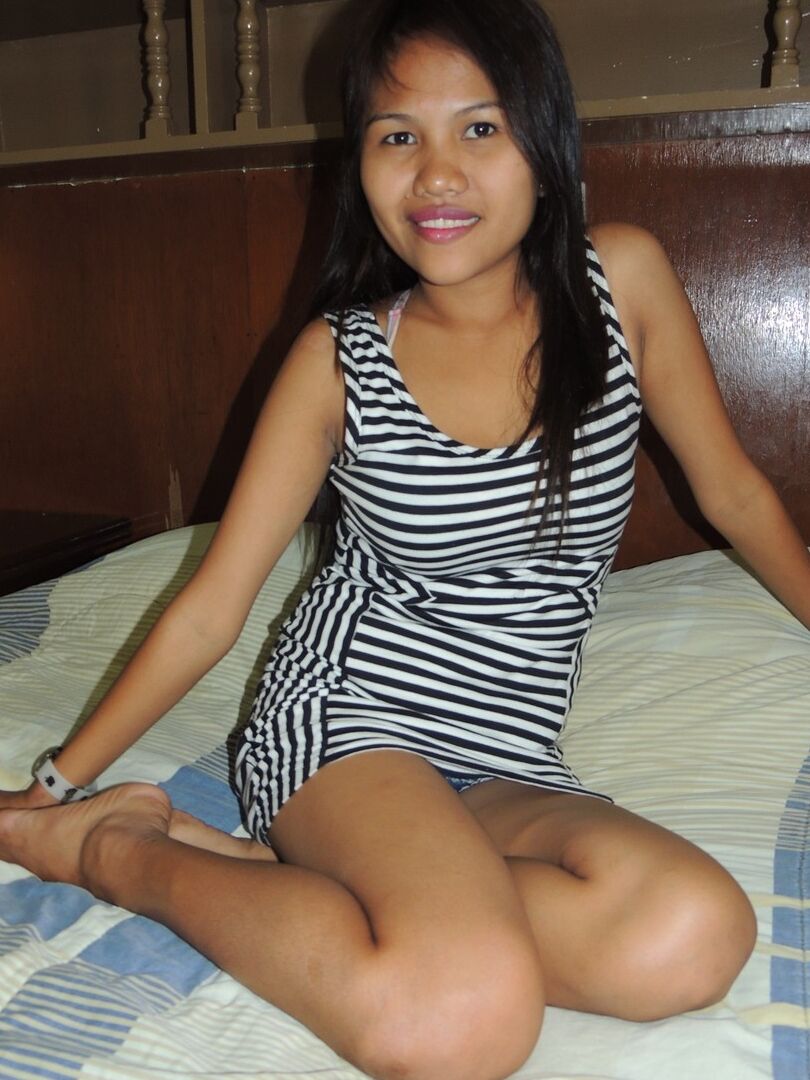 15P Jovem filipina com seios empinados e aréolas grandes transa com um turista sexual