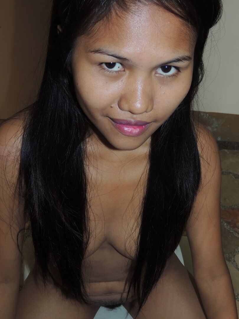 15P Jovem filipina com seios empinados e aréolas grandes transa com um turista sexual