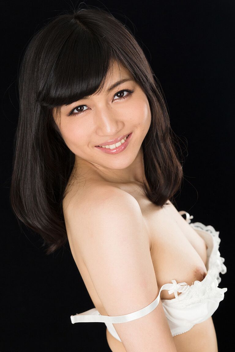 16P Une soumise japonaise sexy fait une branlette et mange du sperme comme une bonne esclave