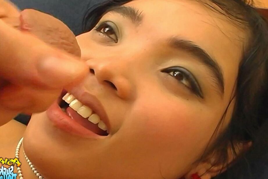15P 小さなアジアのチアリーダー ミニがかわいい下着姿で舌ピアスでペニスを舐める