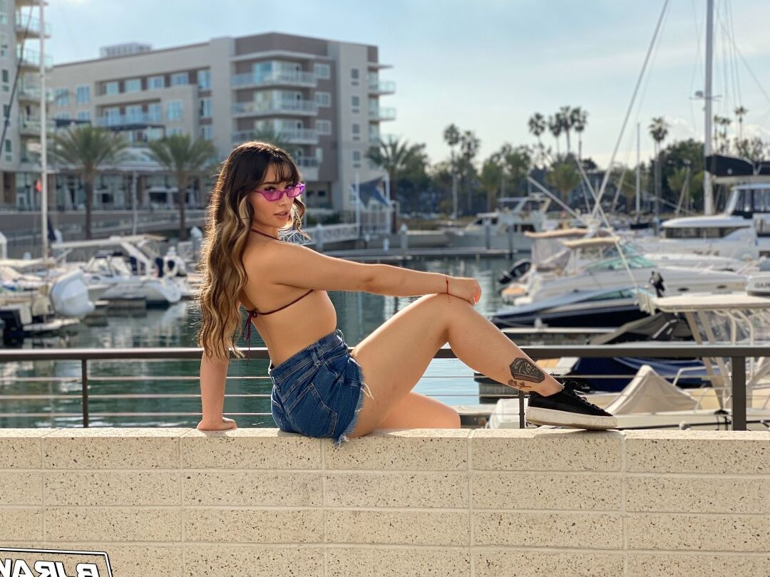 20P A asiática Aria Lee modela perto de uma marina antes de fazer sexo oral nua
