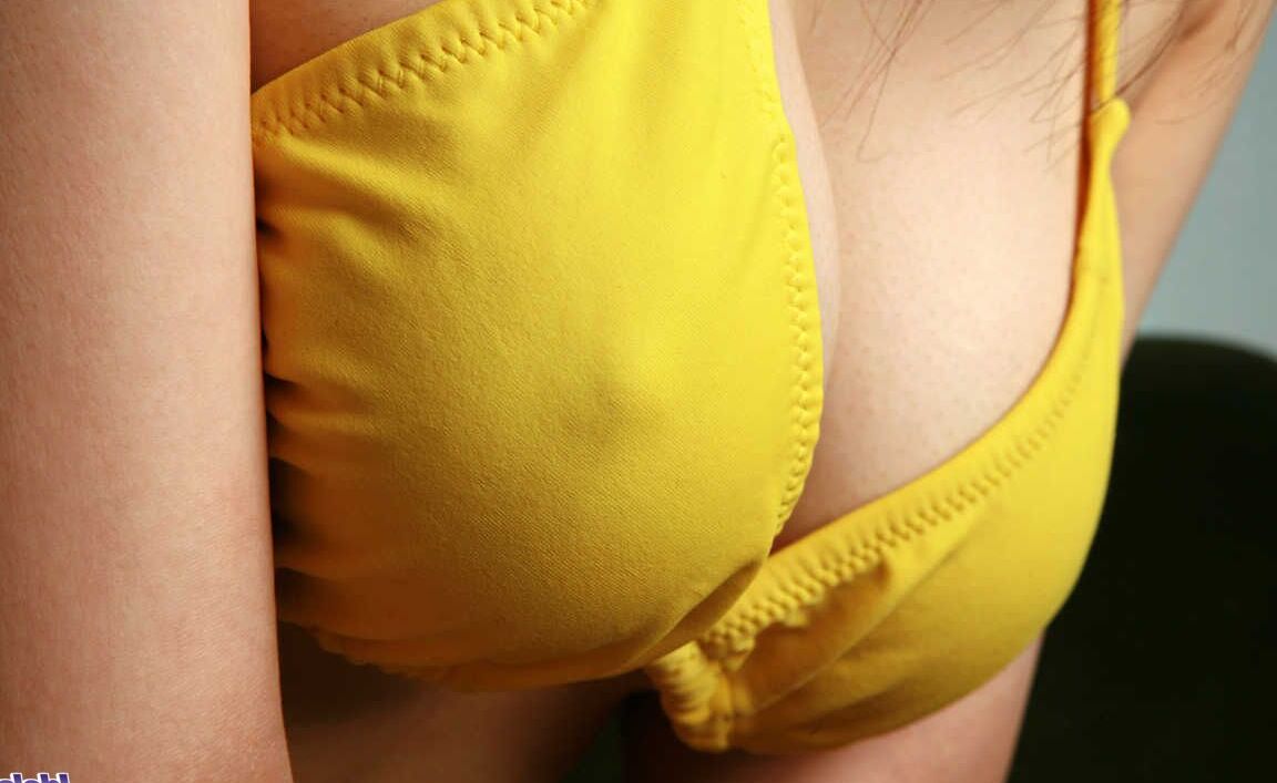 16P La japonaise Mie Matsuoka travaille son cul sexy après avoir retiré son bikini