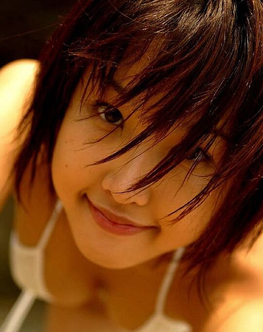 16P La japonesa solitaria Keiko Akino libera su arbusto de la parte inferior del bikini