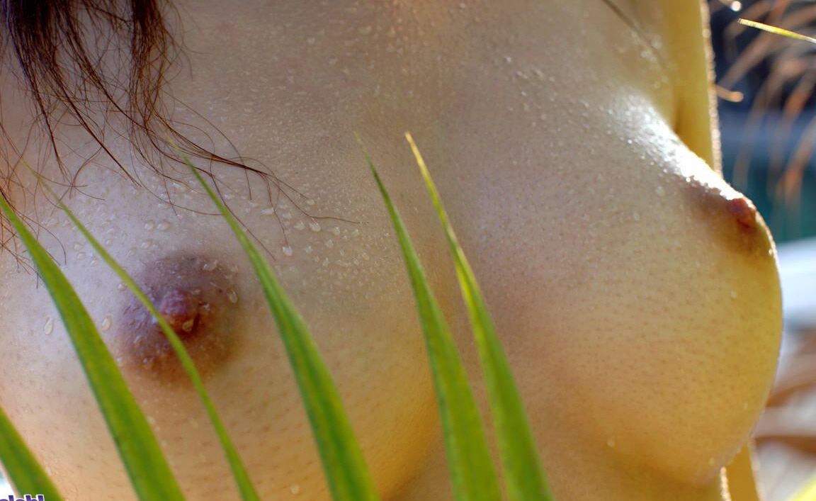 16P Délicieuse poupée asiatique est sexy quand elle montre sa chatte parfaitement faite