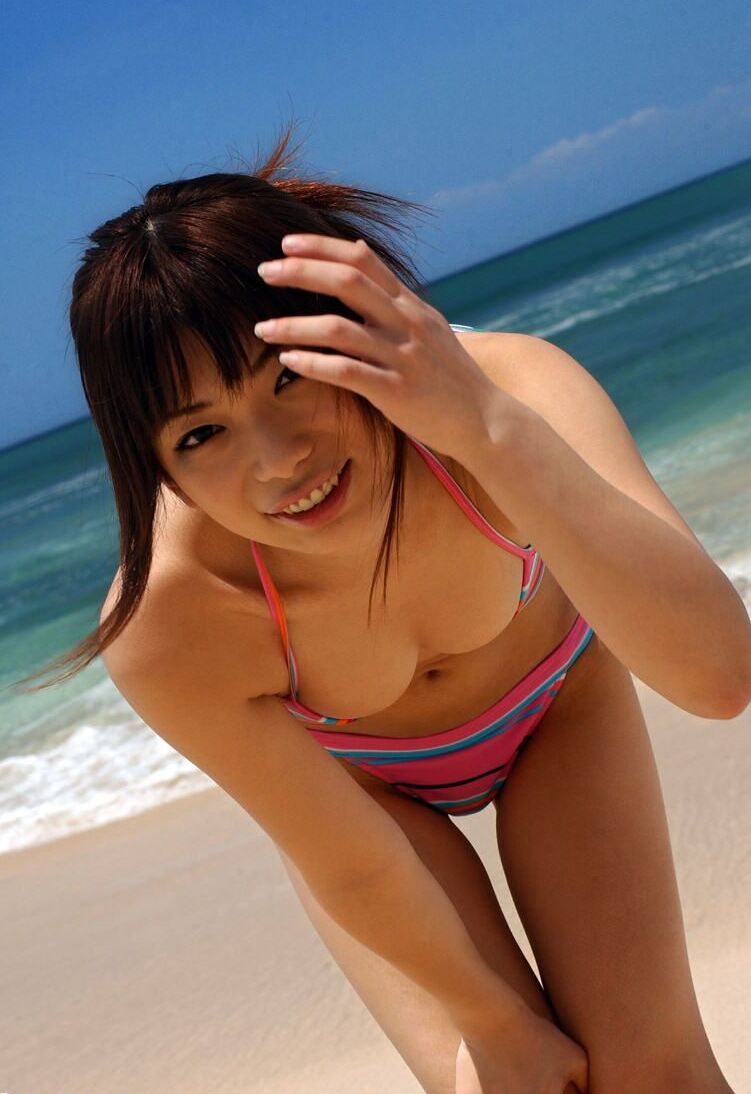 16P Délicieuse poupée asiatique est sexy quand elle montre sa chatte parfaitement faite