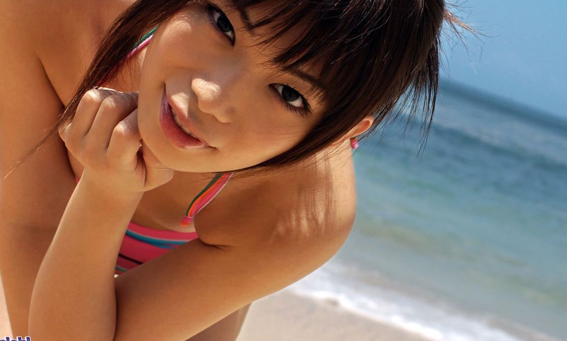 16P Délicieuse poupée asiatique est sexy quand elle montre sa chatte parfaitement faite