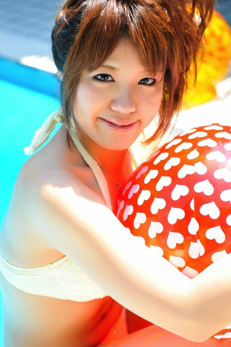 12P Asian cutie has some bikini fun in the sun