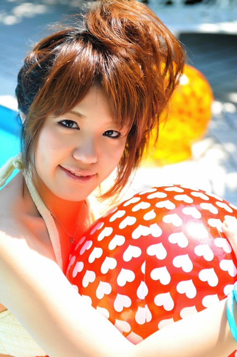 12P Asian cutie has some bikini fun in the sun