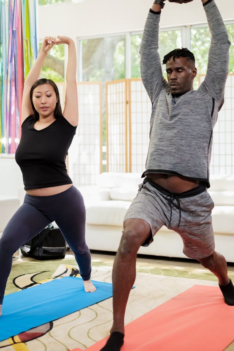 17P La jeune femme aux gros seins Sharon Lee séduit son professeur de yoga noir et se fait défoncer