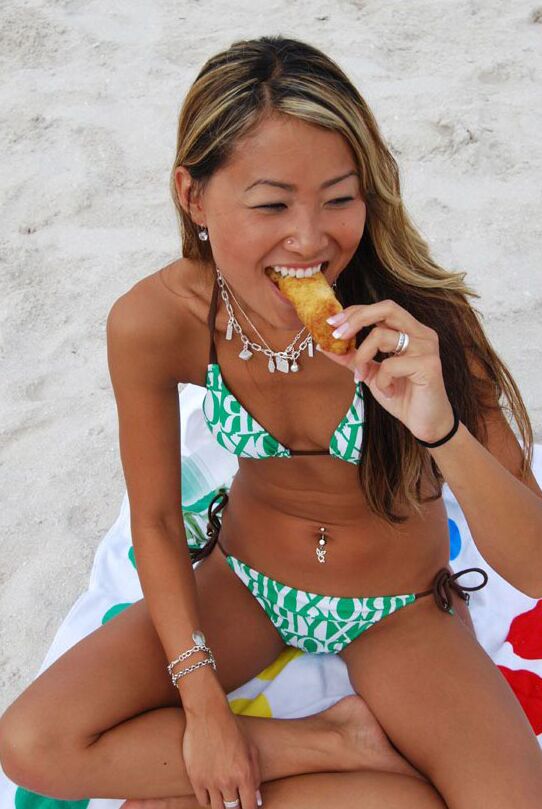 16P, jeune asiatique aux petits seins, Tina, pose en bikini sexy en plein air.