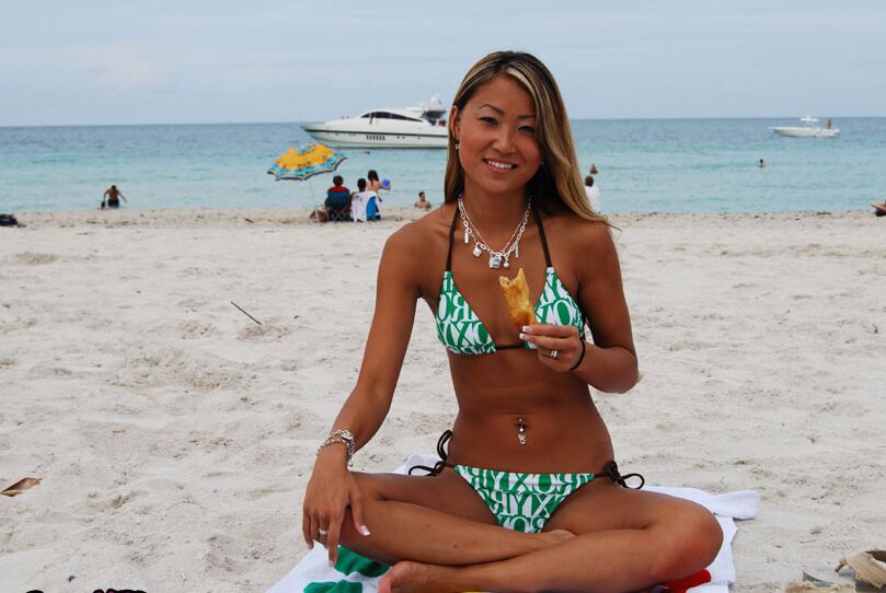 16P, jeune asiatique aux petits seins, Tina, pose en bikini sexy en plein air.