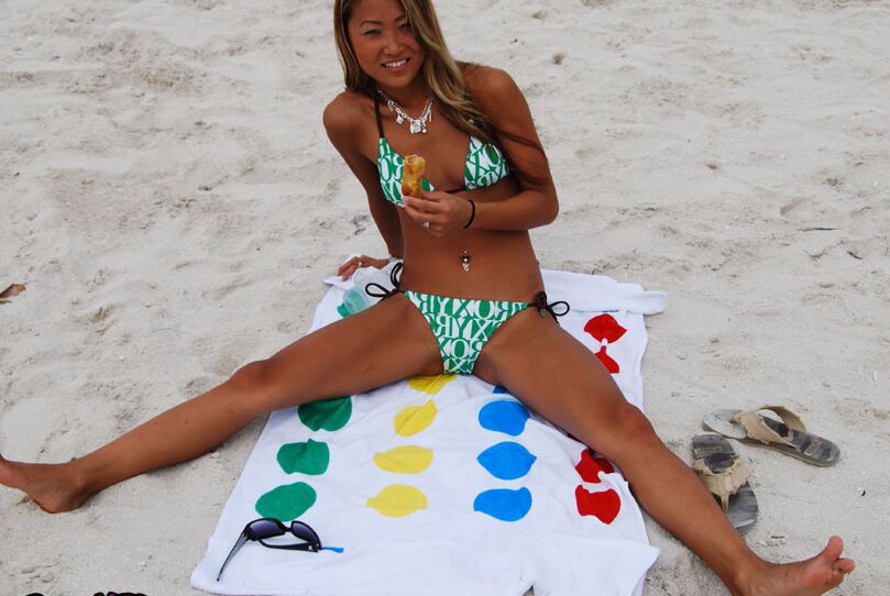 16P, jeune asiatique aux petits seins, Tina, pose en bikini sexy en plein air.