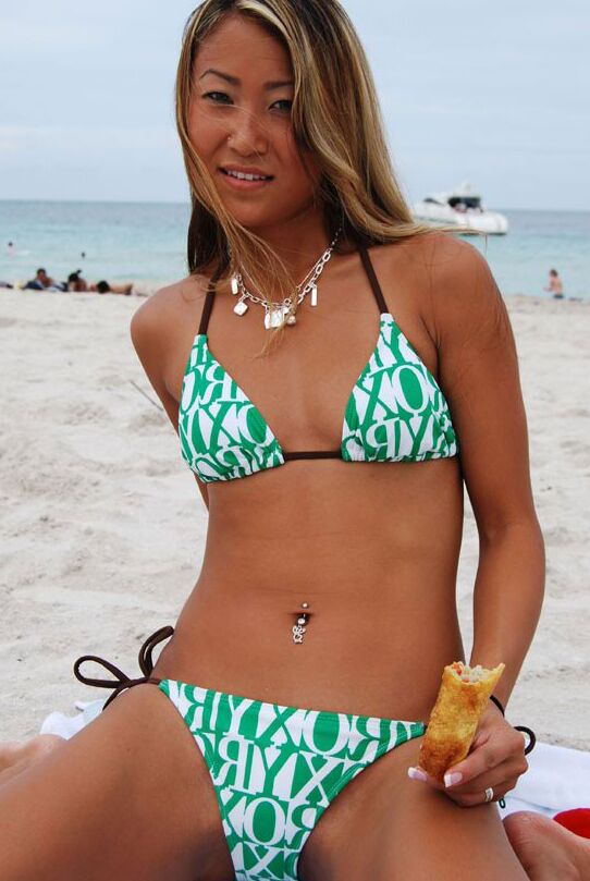 16P, jeune asiatique aux petits seins, Tina, pose en bikini sexy en plein air.