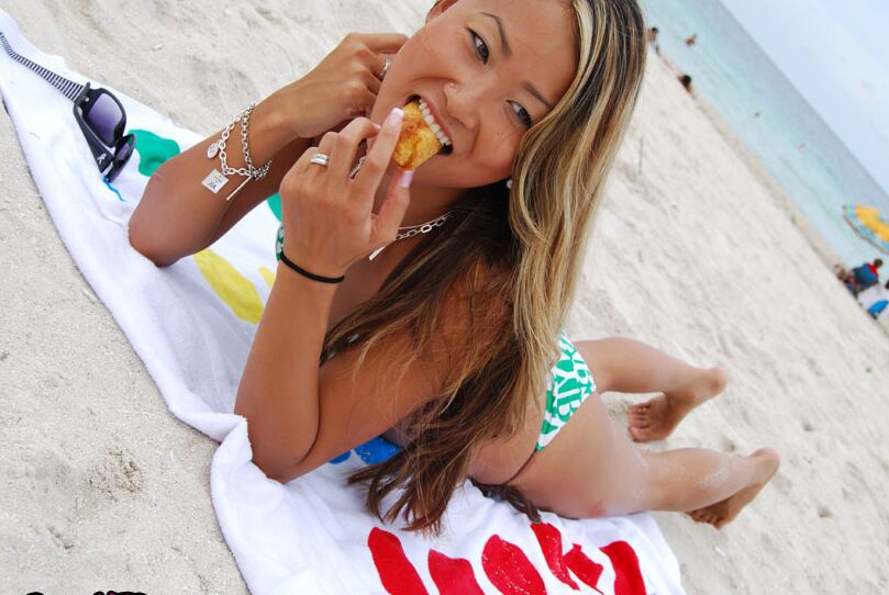 16P, jeune asiatique aux petits seins, Tina, pose en bikini sexy en plein air.